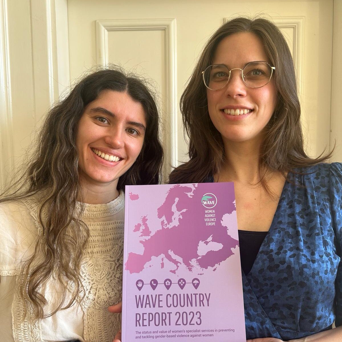 Léa Dudouet and Elena Floriani, the WAVE Team members who worked on the report, holding the WAVE Country Report 2023