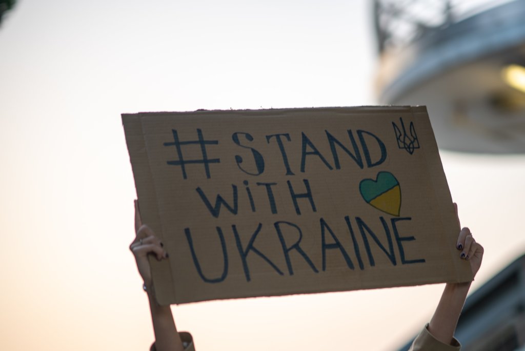 Sign that reads "I stand with Ukraine" and a blue and yellow heart symbolising the the Ukrainian flag.